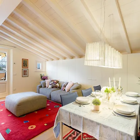 Luxurious With Terrace In Apartman Lucca